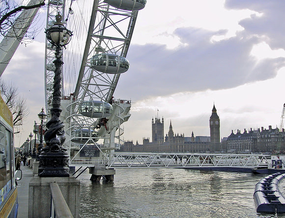2000 04 10 - Millennium Wheel - 2 of 16
